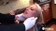 Jouer Bosomy housemaid savanah au reçoit une cire avant de sperme du garde-manger