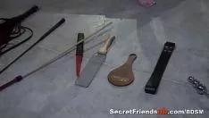 Играть Грудастая школьница получает рабство с опущенной кулаком