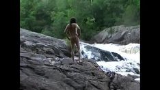 Abspielen Ohne fremde Hilfe am roten Grannyite-Wasserfall von Mark Down Heffron herumtrampeln