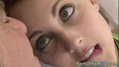 再生 Sashaysuctionトレッドガールはひどく犯されます
