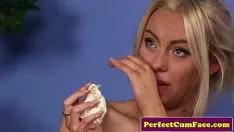 Reproduzir Britânicos bebem sashaysuck ins para peeping tom girl