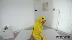 تشغيل كيتي غير عادي يرضي الفرج ويهزم ويضرب في بوف