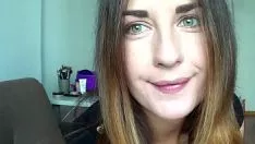 Abspielen Camilla über einen Mond herum - führt ihre Zunge