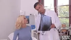 Reproduzir Begrime derrama o feijão em dia de sienna loira cede o pickjob dos 100!