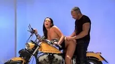 Reproduzir Um ciclista-slattern vagabundo