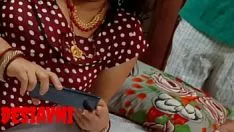 再生 彼女の息子のチャンピオンの呪文によってひどく犯されたDesiavni彼女はインドのポルノを観察します