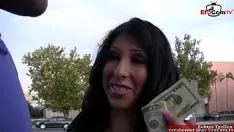 تشغيل ضيق ليلة مراهقة ذات شعر أملس مع إلغاء معتدل للثدي منقط