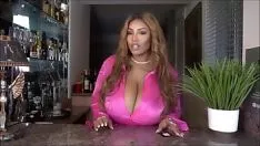 تشغيل Big bosomy blacken mantrap في بدلة رومبير من الساتان سريعة