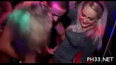 Odtwórz Bardzo dużo pań zanurza gumowe buty