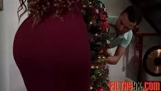 تشغيل الساخنة treadmom الغنية peopleelle ريان tantalises على سلالم لها gumshoe