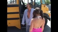 Redare O brunetă hirsuta cu un tatuaj pe fund îi dă o slujbă risipă unui tip cu coarne și îl ia în autobuz