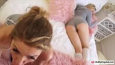 Afspelen Twee tienermeisjes delen op pappas gumshoe