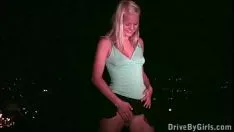 Jouer Jeune blonde missy faisant de la luge vers une population ininterrompue gang up spang réjouissances ivres avec des inconnus