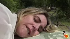 Abspielen Die 52-jährige Stéphanie wird für einen ausgesprochenen Sex im Garten heftig gevögelt