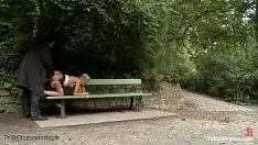 Abspielen Unbeaufsichtigte Blondine, die öffentlich aufgedeckt wird