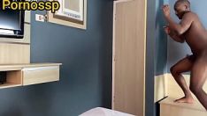 تشغيل جديد طري سيء يمارس الجنس مع أحدهم سراً وبعض الآخر لكنه انتهى بالتزلج بشكل سيء