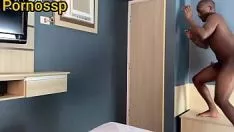 تشغيل جديد طري سيء يمارس الجنس مع أحدهم سراً وبعض الآخر لكنه انتهى بالتزلج بشكل سيء