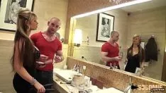 Jouer Bombasse blonde bien roulée écarte son cul sur le sashay de son mec