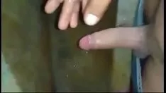 Играть Молодой олень ударил большим кедом, чтобы вытеснить молочную реку
