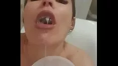 播放 令人印象深刻的湿海洋深咽贵族女人用力她的咽部