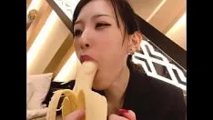 播放 把工作浪费在香蕉树上，把橡胶放在日本非专业的通行证上。