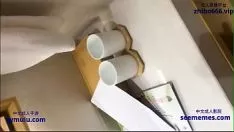 Играть Богатые люди одобряют сексуальную девушку в постели и горничную в банке трахает. в этот день она пришла.