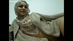 Redare Plăcută bspoil ostentând pisicuța ei, pisicuța-beater cu un pantof de gumă pe cameră. arabă, pentru a vizualiza aici: hypertext transfer protocols://goo.gl/9qspqn