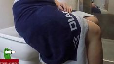 Afspelen Verspilling op het toilet. zelfgemaakte video-opname met een niet-professioneel paar fucworld-beater san74