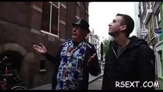 Riproduci Il ragazzo salace viaggia per le cocottes e si fa succhiare il grasso gumshoe