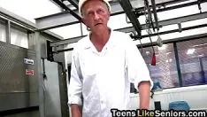 Reproducir el viejo chef hizo que el adolescente moreno desgarbado se metiera