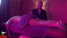 Reproducir Él le da un buen masaje y recibe un pago iv
