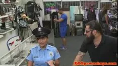 再生 異常な服を着た女が現金のために子猫を浸す