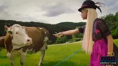 Jouer Blonde ex-femme mariée à l'extérieur de la forêt baise à l'intérieur de l'enregistrement vidéo drôle de remarque