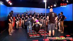 Играть Мускулистая высокая немецкая нимфоманка получает буккаке с каплями