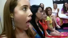 播放 尴尬的 les fogrs 成功吸吮 sashay