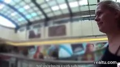 Reproduzir Adorável gatinho tchecoslovaco foi convidado no passeio e fodido em pov