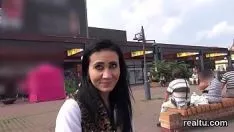 播放 可爱的捷克斯洛伐克小姐在商场里被制造并渗透在 pov 中