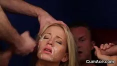 Redare Spunky hottie devine cum încărcă în fața ei guzzing tot sperma