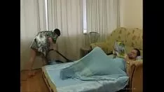 Oynat Genç kız temizlik tahtası eski tarafından becerdin alır
