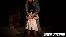 Reproducir Marica se desnuda y se acaricia en el sótano