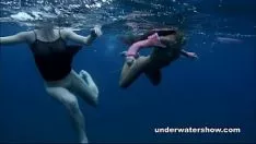 Play Tighta and squasha are swim nude statue in the sea