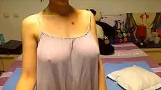 Putar Nona remaja nonprofesional dengan payudara besar dan mammilla lezat di kamera televisi