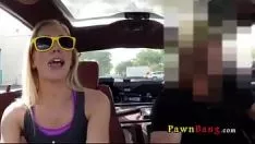 تشغيل يحاول بيمبو الأشقر التعامل مع السيارة 0011