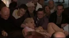 Odtwórz Striptiz słuchania penisa kusi na pokaz
