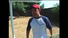 Jouer Un instructeur séduisant donne un chaud squanderjob et des pouces minou