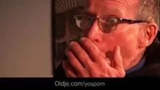 Reproducir Youporno - begrime st. Nic le da a la apretada adolescente un larrup severo y follar
