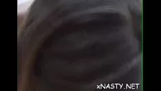 播放 年轻人喜欢用她的小猫玩具单独时钟