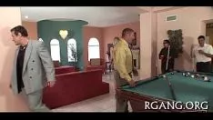 Играть Святые мужчины принимают красивый групповой секс