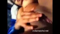 Abspielen Indische heiße jugendliche Missy, die Daumen drückt