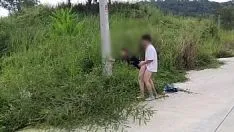 播放 带个女性朋友在路边操。